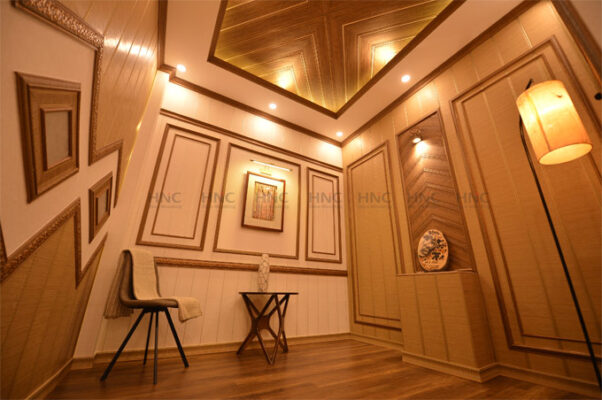 Phào chỉ trần nhà nhựa PS thi công tại showroom