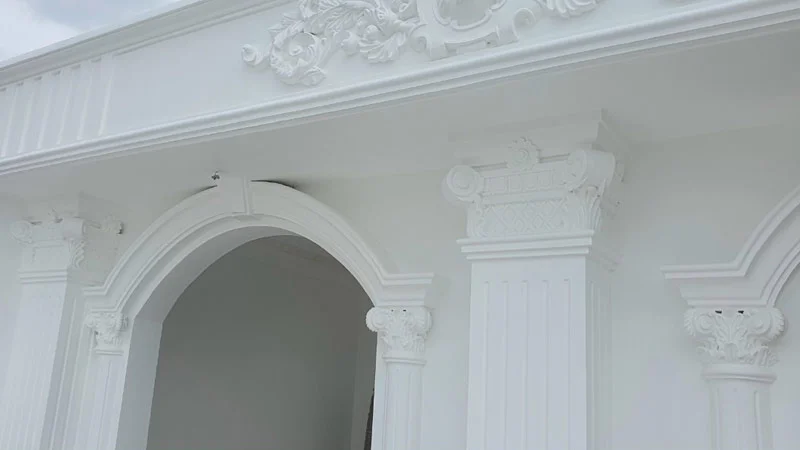 Chi tiết hoa văn phào chỉ xi măng được thi công tỉ mỉ
