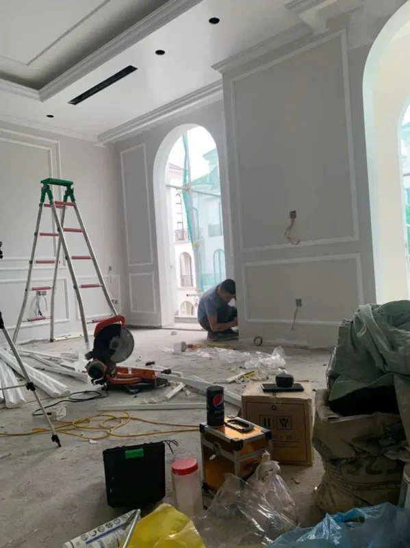 Thợ HNC Deco Moulding đang thi công phào chỉ PS phòng khách anh An Ocean Park